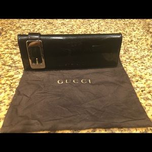 Gucci glitter patent leather clutch
